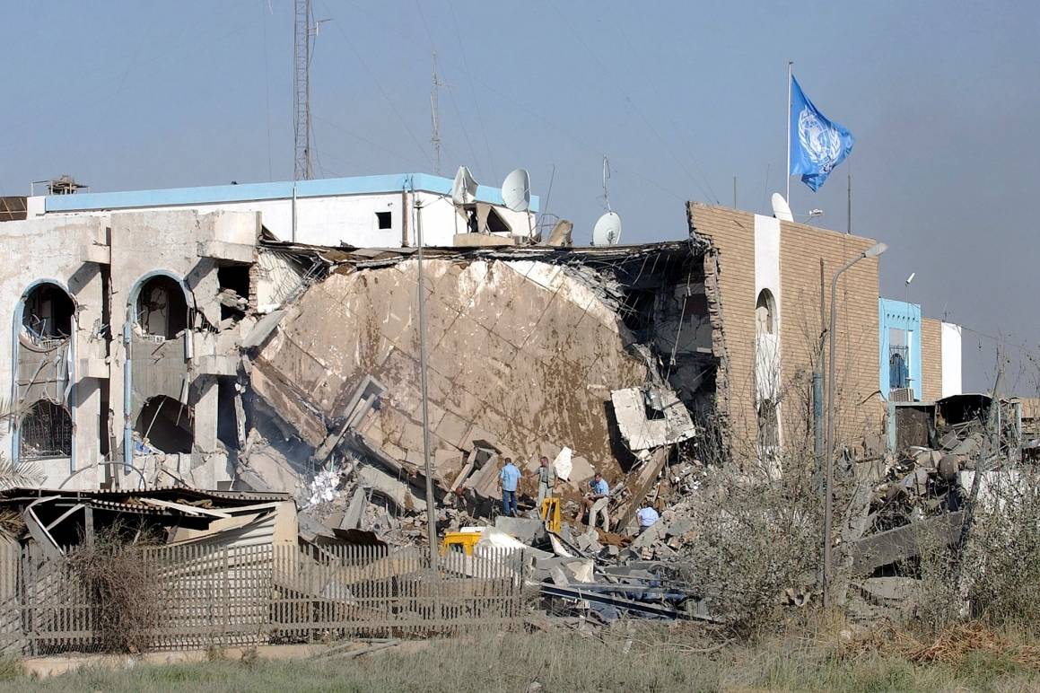 Irakiske opprørere angriper FNs hovedkvarter i Iraks hovedstad Bagdad i 2003. Foto: UN Photo/AP Photo.